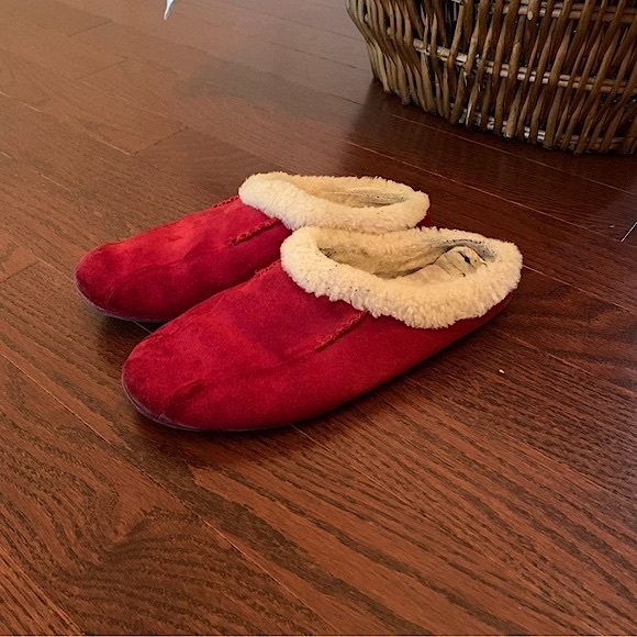 Lands’ End Woman’s leather suede shearling slippers in burgundy - Picture 4 of 7